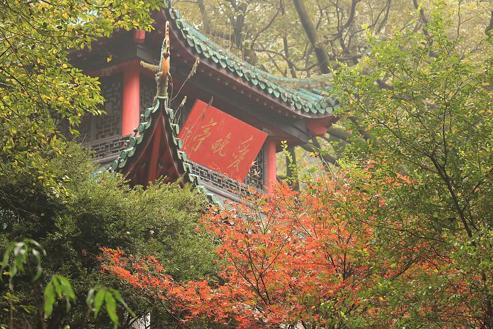 長沙・岳麓山の紅葉に囲まれた愛晩亭