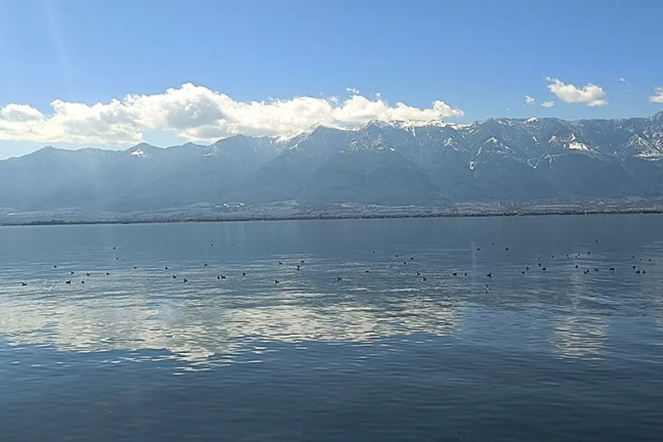 大理洱海倒映著覆雪蒼山