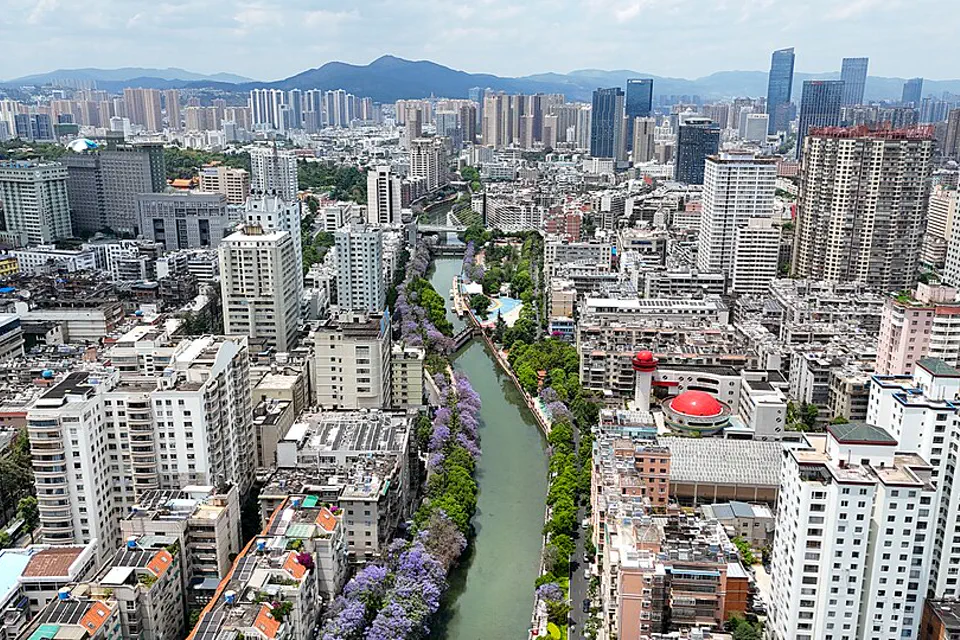 延向山稜的昆明市中心與運河