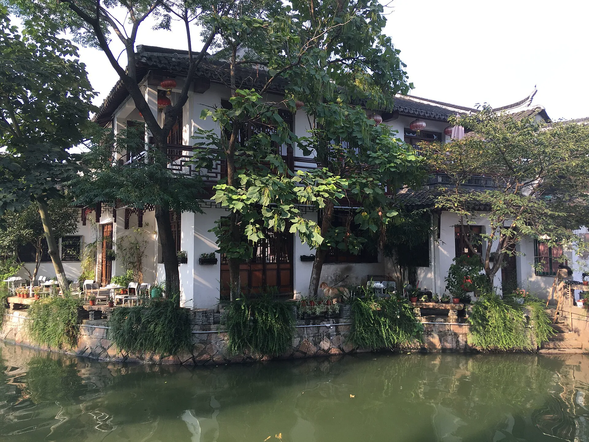 บ้านริมน้ำแบบดั้งเดิมและเรือเรียงตามคลองในจูเจียเจี่ยว