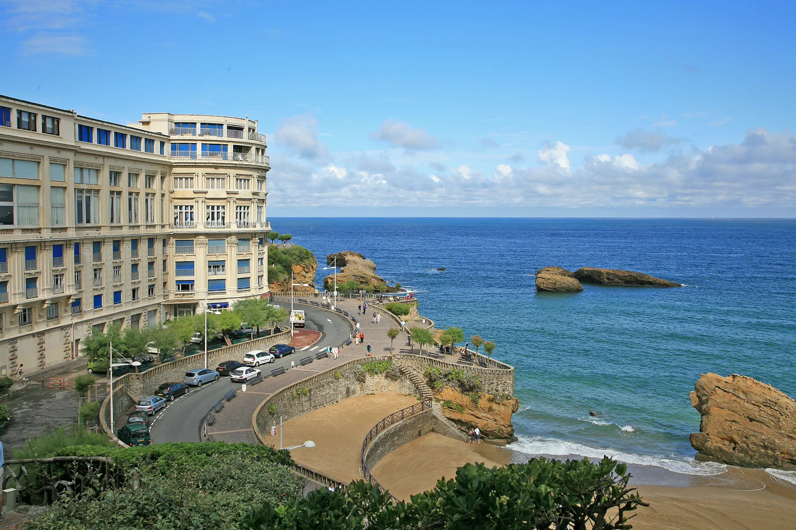 フランス領バスク海岸、ビアリッツの大西洋沿いと建物