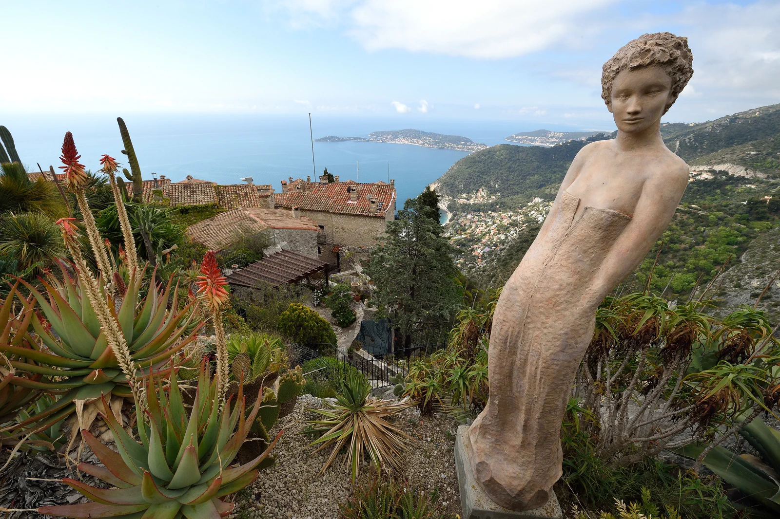フレンチ・リヴィエラの地中海を見下ろす高台にあるエズ村