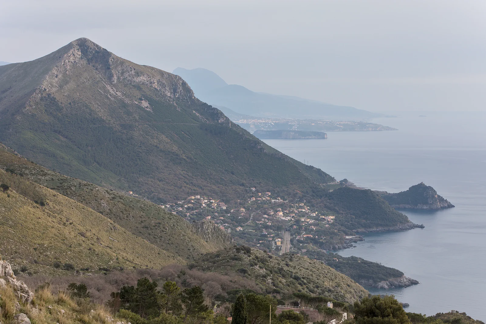 Maratea 附近的巴西利卡塔山岸與藍色第勒尼安海