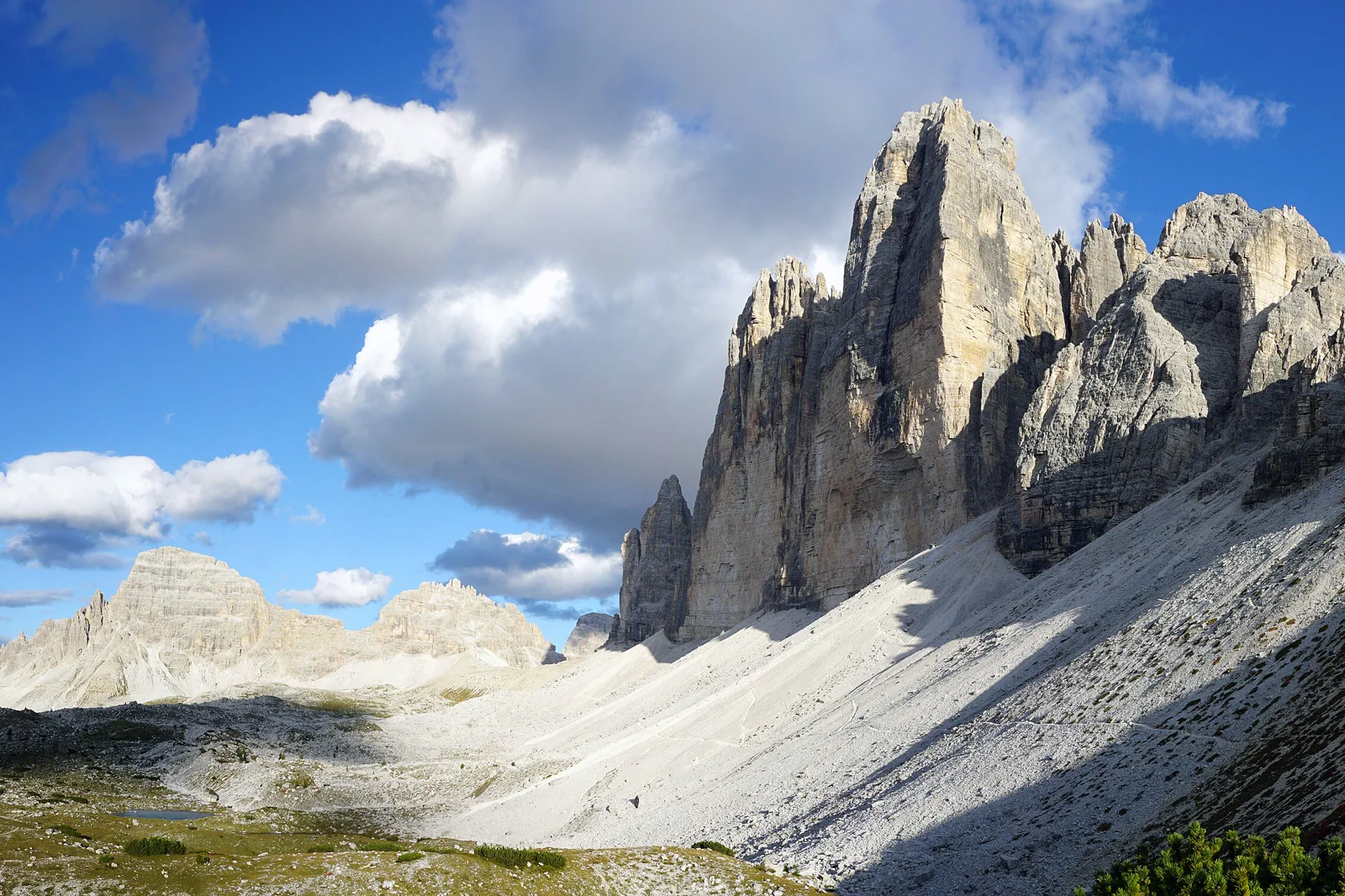 Tre Cime di Lavaredo เหนือเส้นทางเดินเขา Dolomites