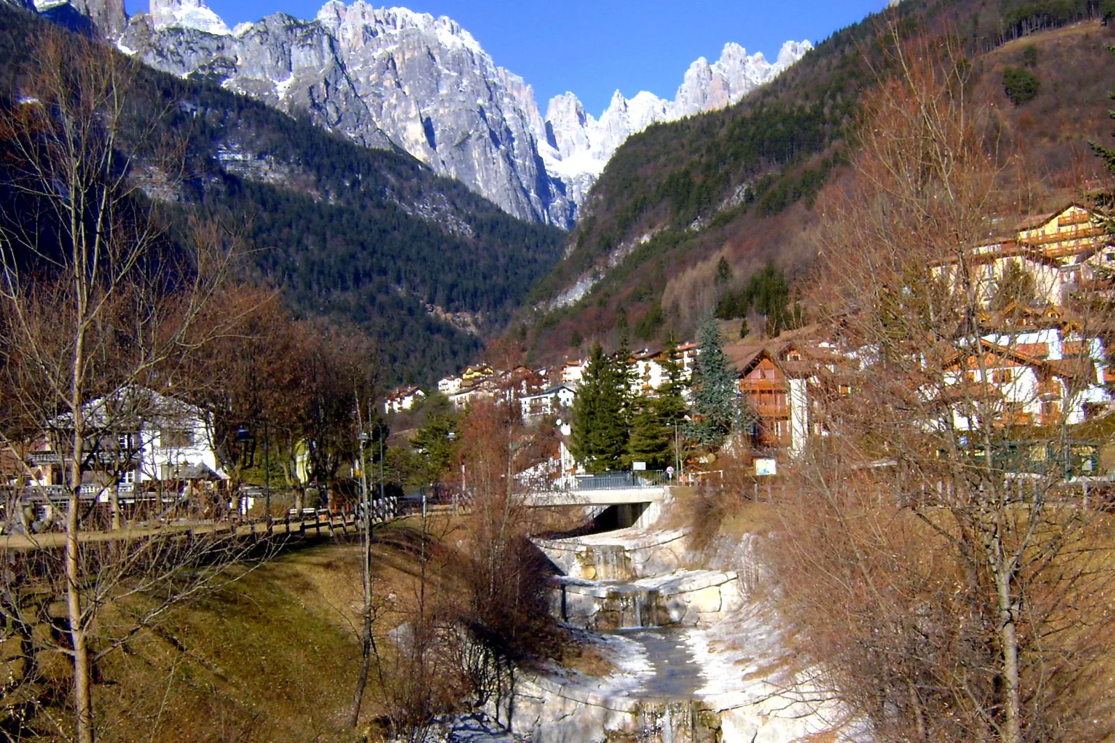 เทือกเขา Brenta Dolomites เหนือหุบเขา Trentino