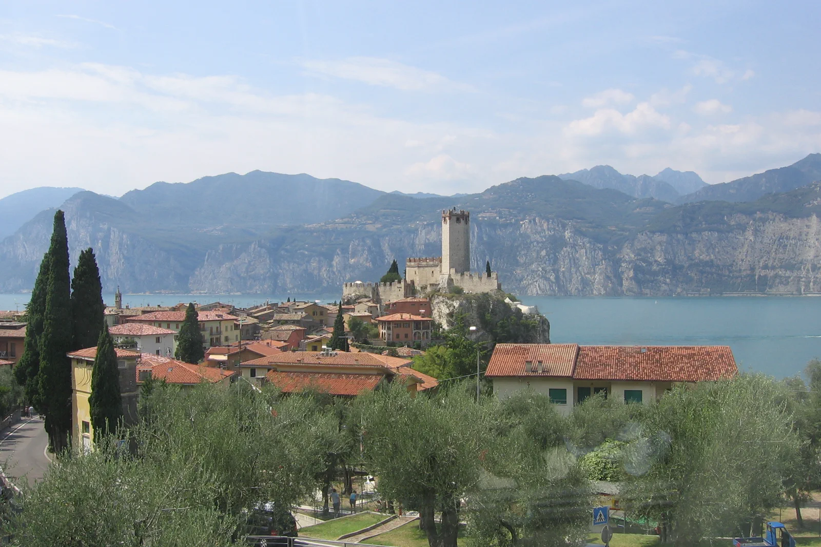 Lake Garda Malcesine의 수변·성·산