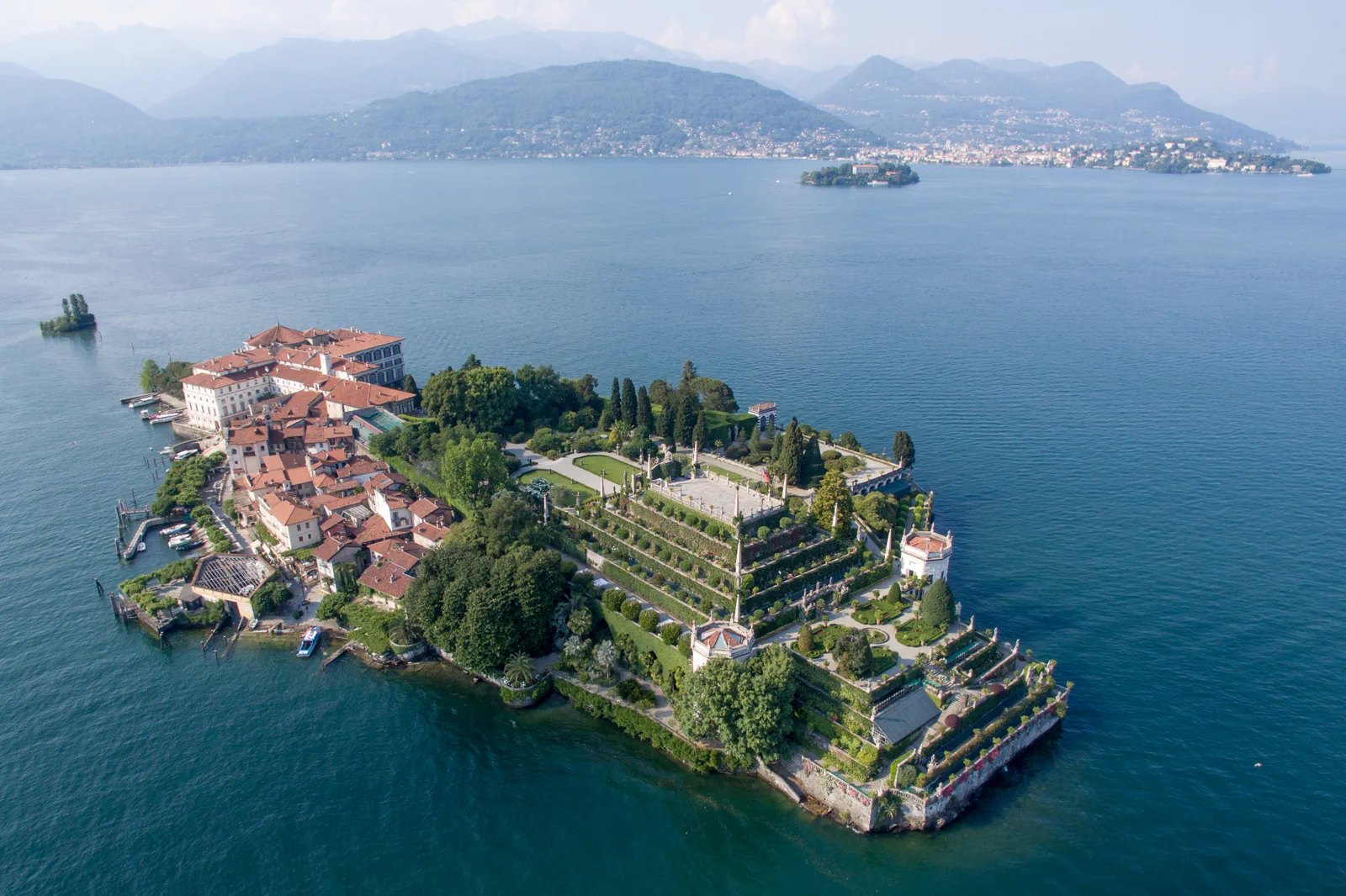 알프스를 배경으로 Lake Maggiore에서 솟은 Isola Bella