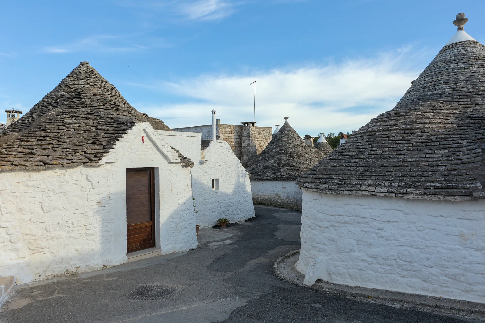 Alberobello Aia Piccola 지구의 하얀 트룰리 지붕