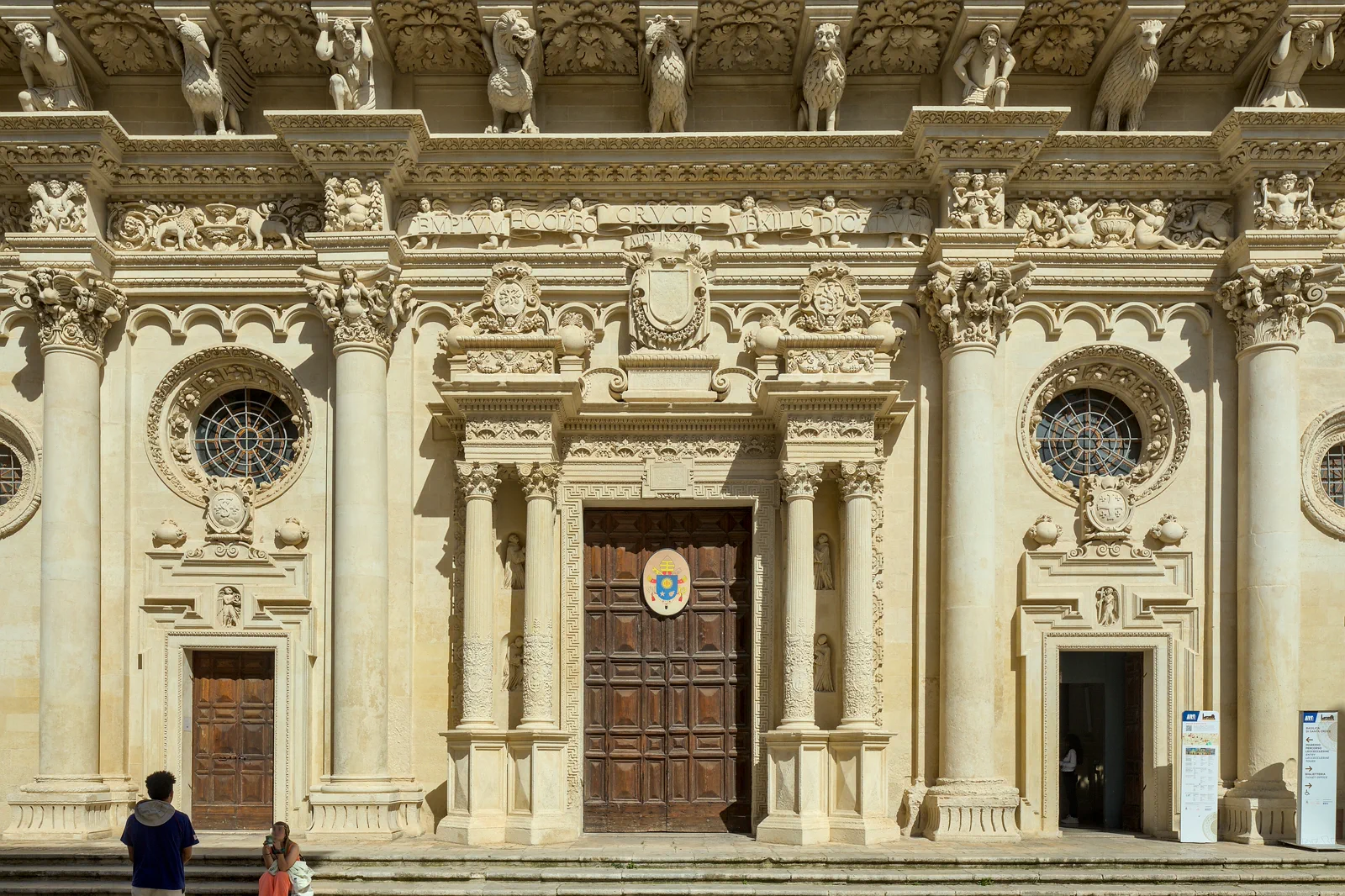 Lecce Santa Croce의 조각 바로크 파사드