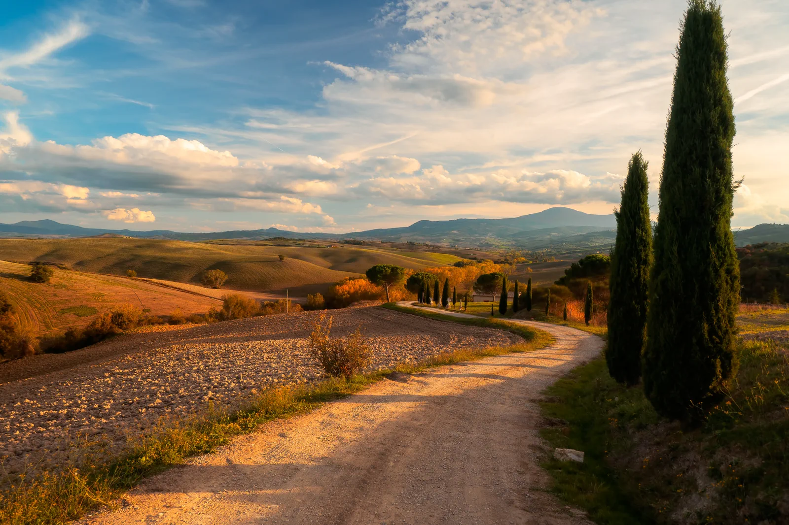 Rolling hills and stone towns in Val d’Orcia, Tuscany