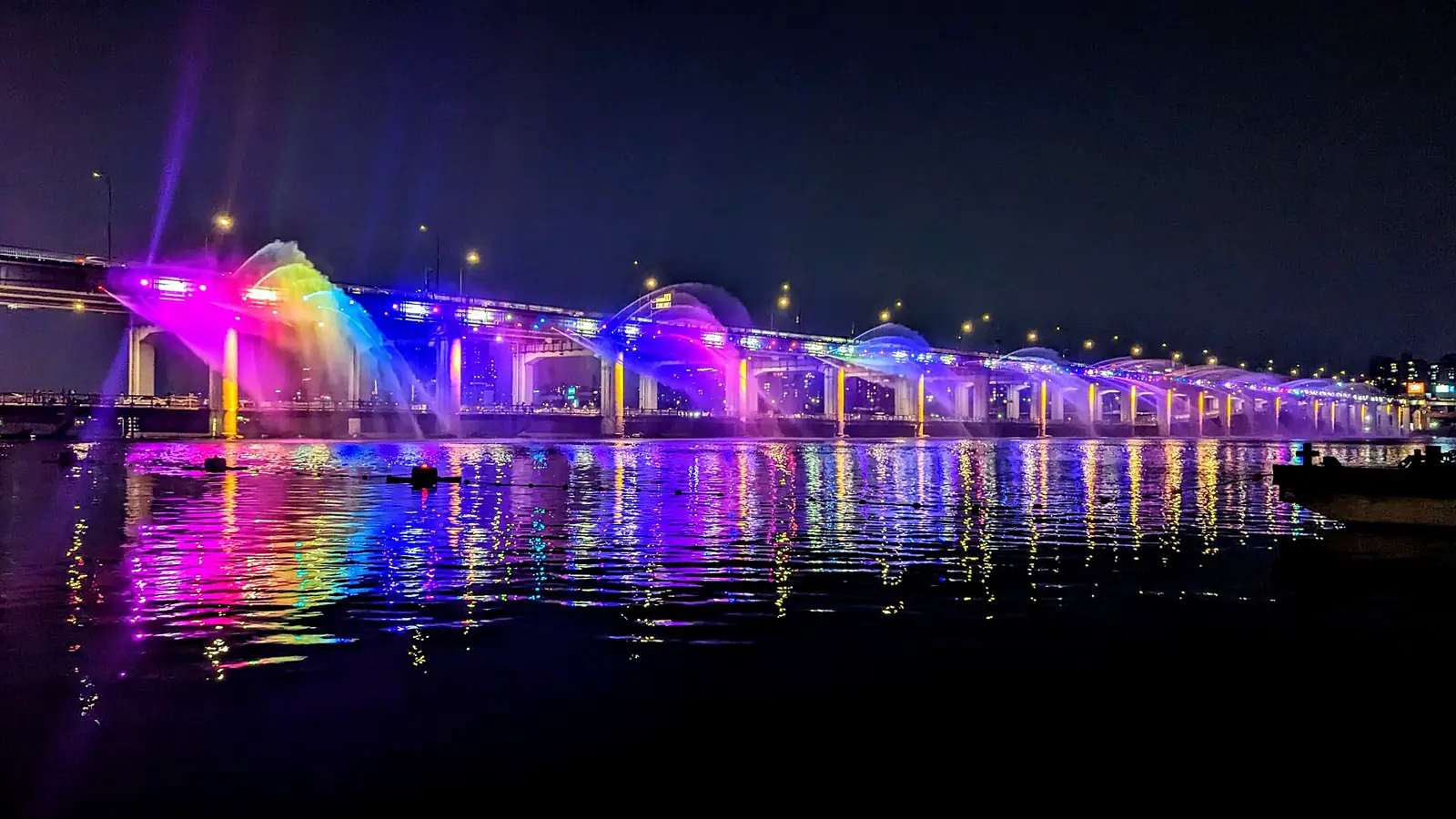 Moonlight Rainbow Fountain illuminating Banpo Bridge at night