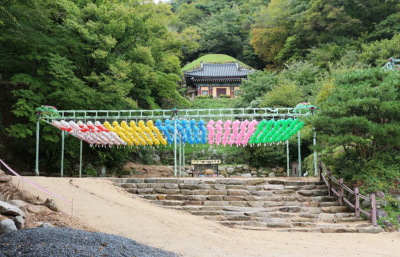 Stone steps, lanterns and the wooded entrance to Seokguram Grotto