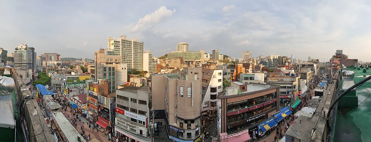 弘大低層商業街區的全景