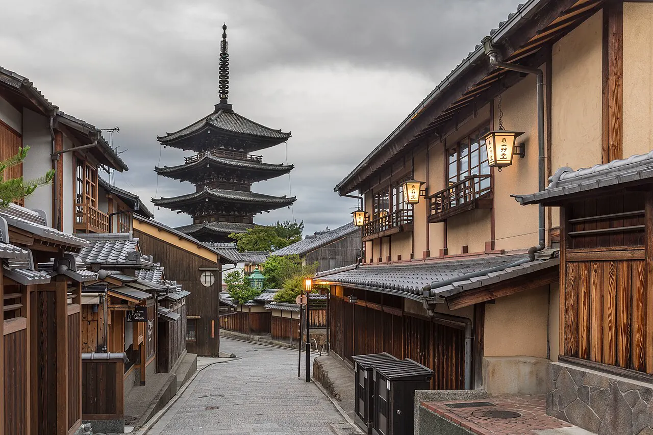 Yasaka-dori street and pagoda before daytime crowds