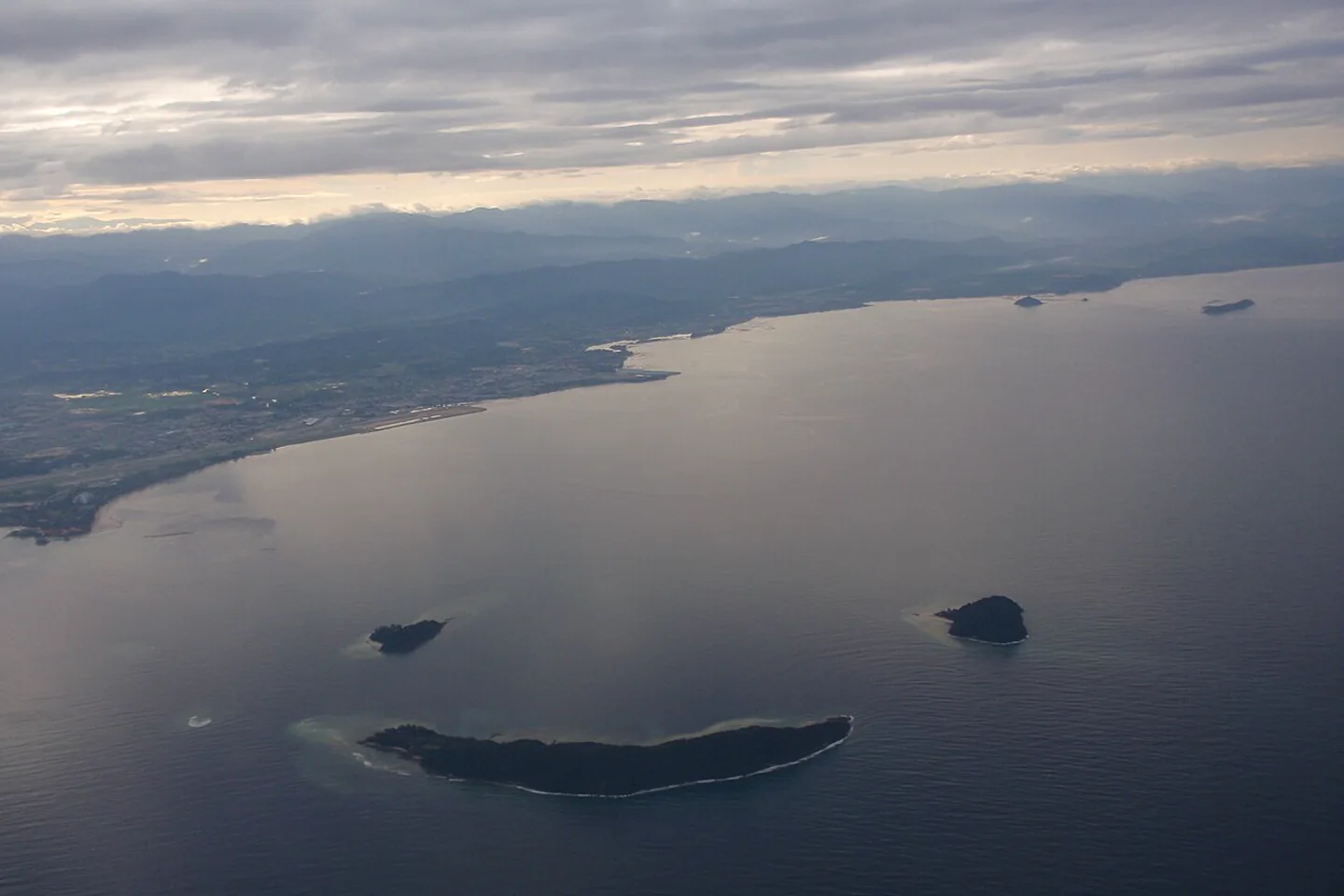 ภาพมุมสูงของหมู่เกาะอุทยานตุนกูอับดุลราห์มานและชายฝั่งโกตากีนาบาลู