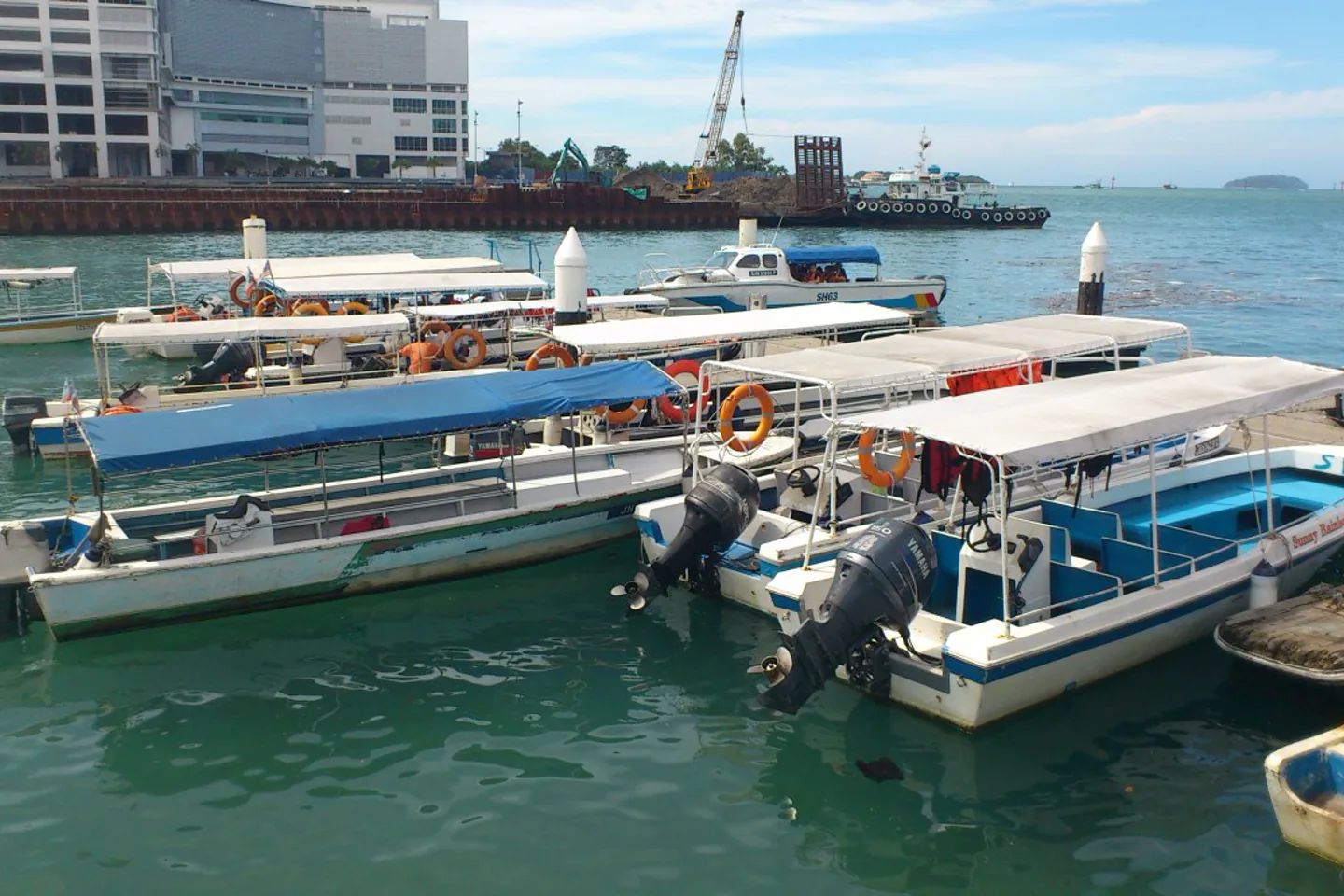เรือโดยสารจอดที่ Jesselton Point ในโกตากีนาบาลู