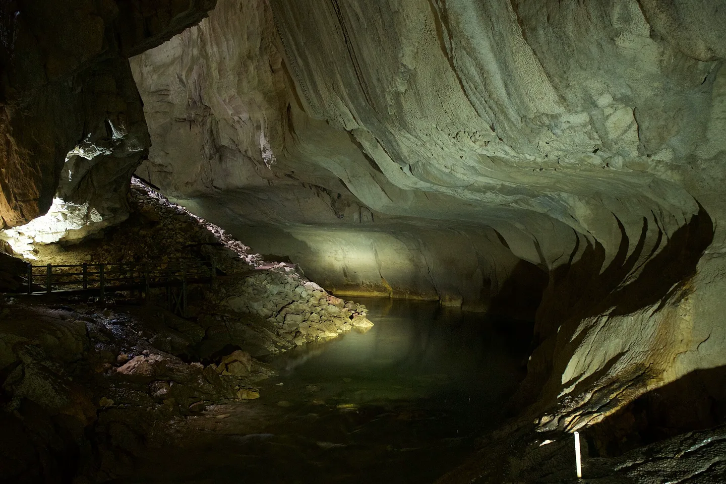 Gunung Mulu 國家公園清水洞內雕琢般的石灰岩通道