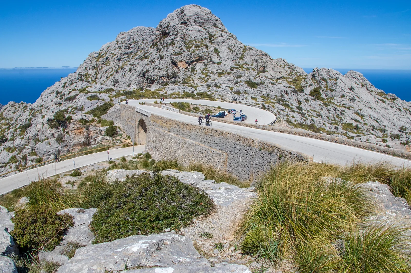 馬略卡島塞拉德特拉蒙塔納山區的公路與石灰岩地貌