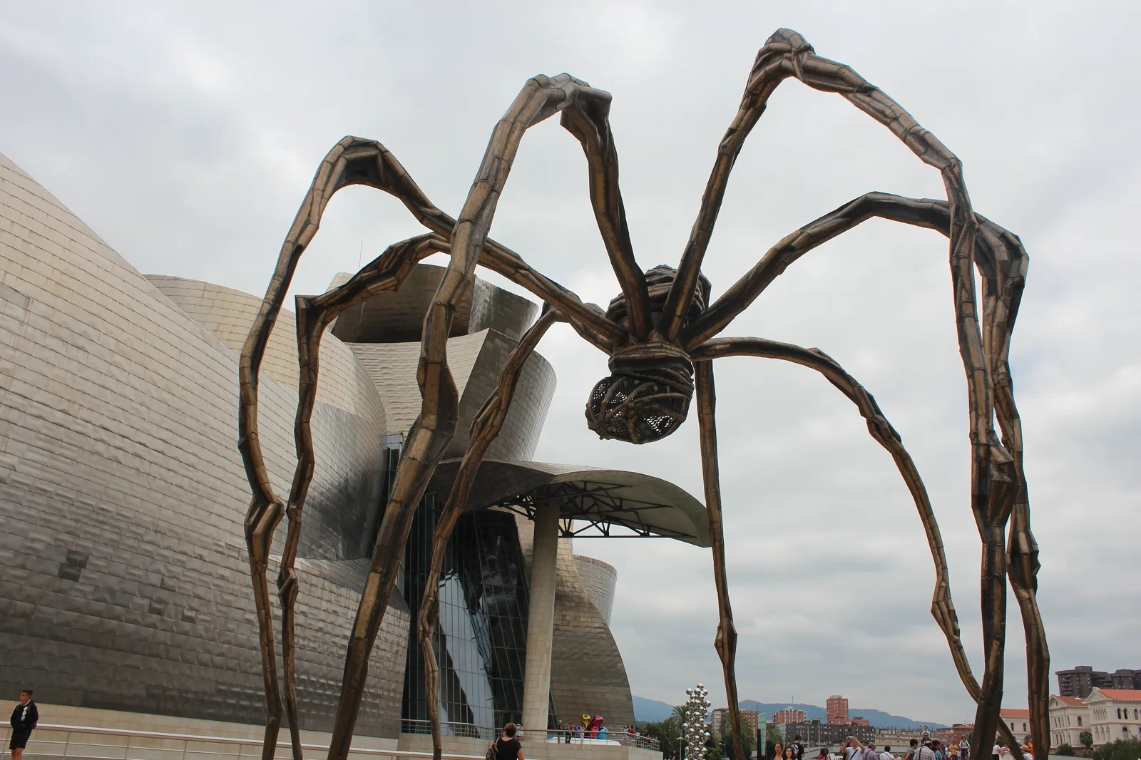 畢爾包古根漢美術館外的 Maman 蜘蛛雕塑