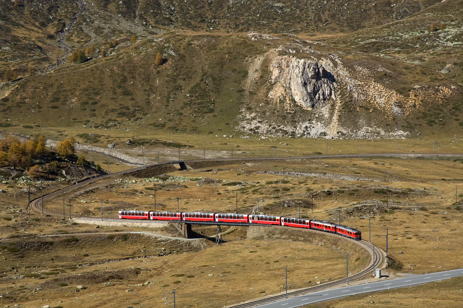 スイスのベルニナ線を走るレーティッシュ鉄道の列車