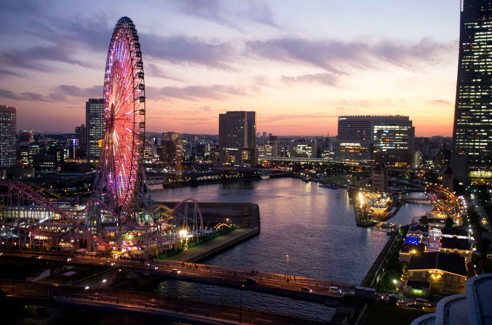 Tempozan Ferris Wheel and Osaka Bay at dusk