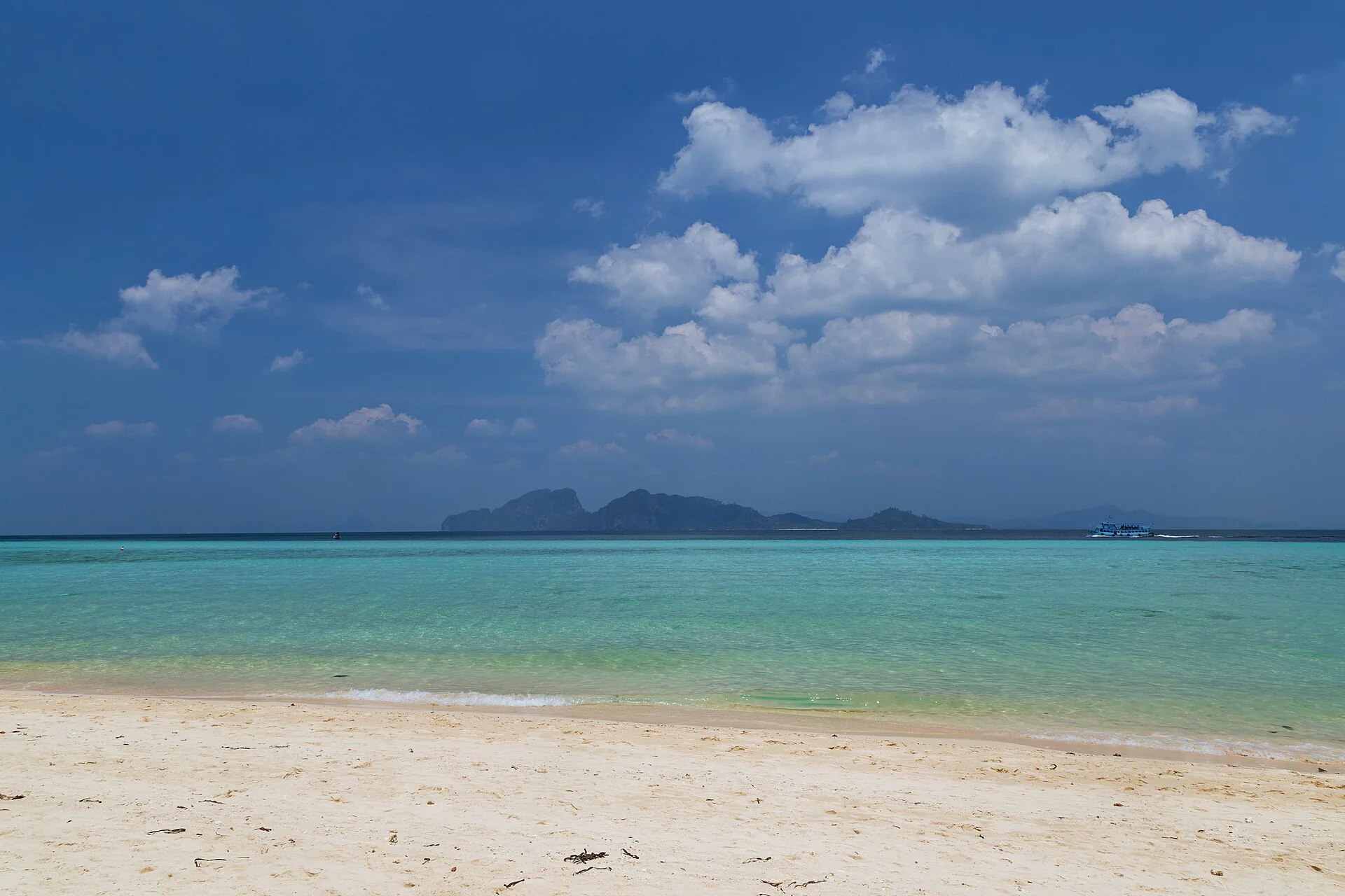 Turquoise water and pale sand on Ko Kradan in Trang Province