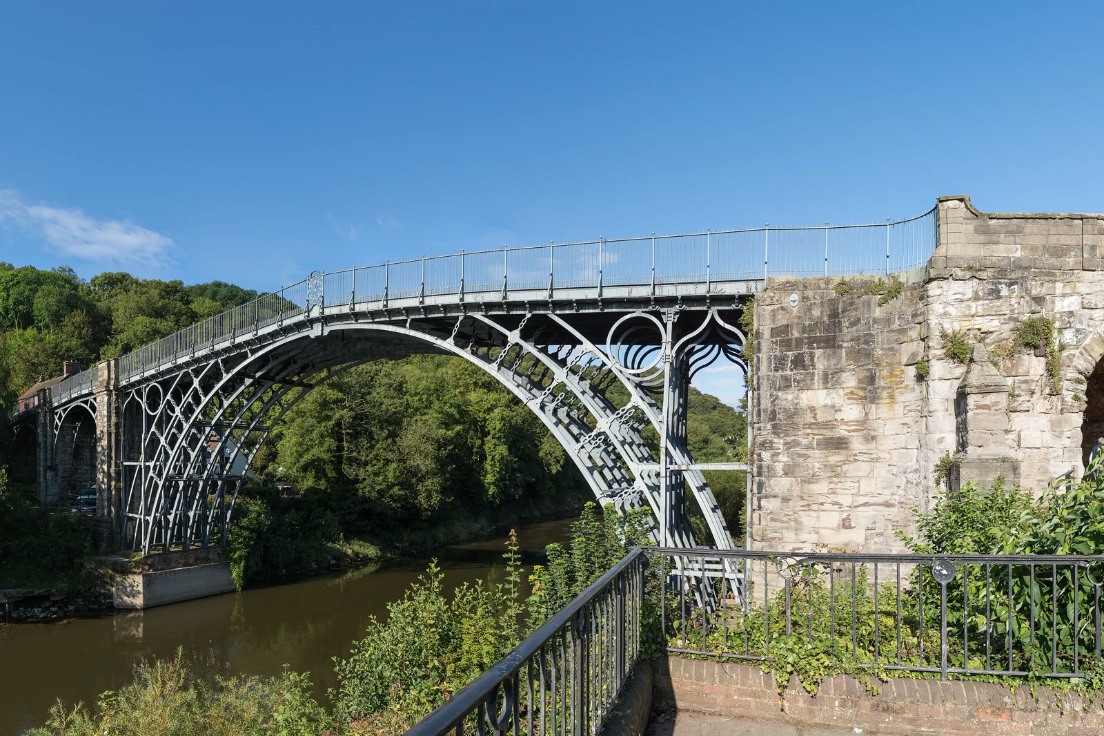 シュロップシャー州、セヴァーン川に架かるIron Bridge