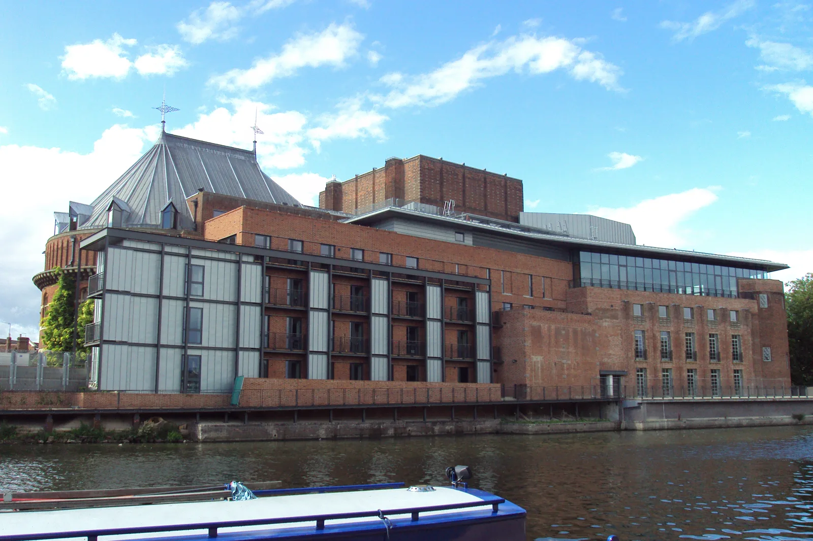 エイヴォン川沿いのRoyal Shakespeare Theatre