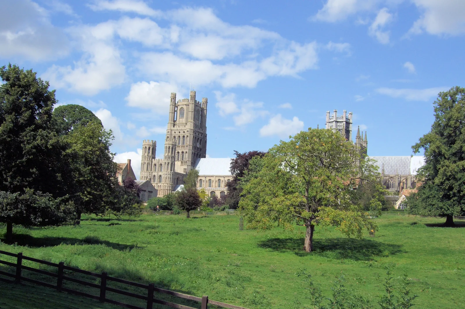 낮은 펜랜드 습지 위로 솟은 일리 대성당(Ely Cathedral)