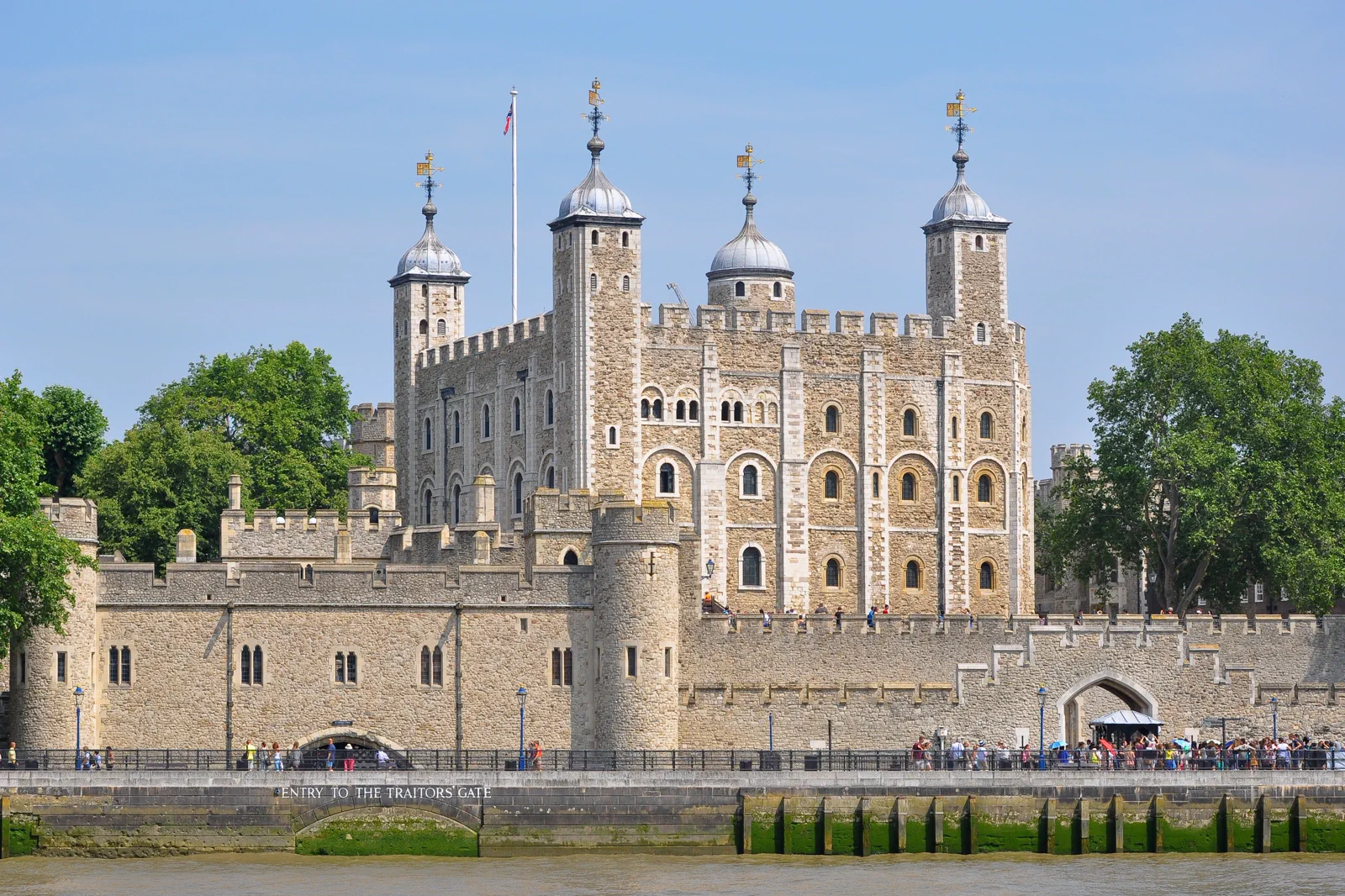 テムズ川とシティの街並みを望むTower of London(ロンドン塔)