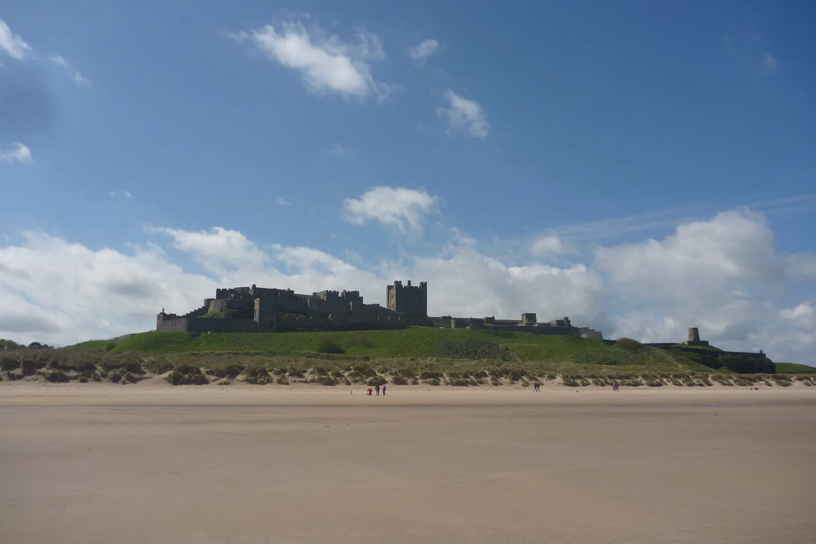 諾森伯蘭郡海岸上方的班堡城堡（Bamburgh Castle）