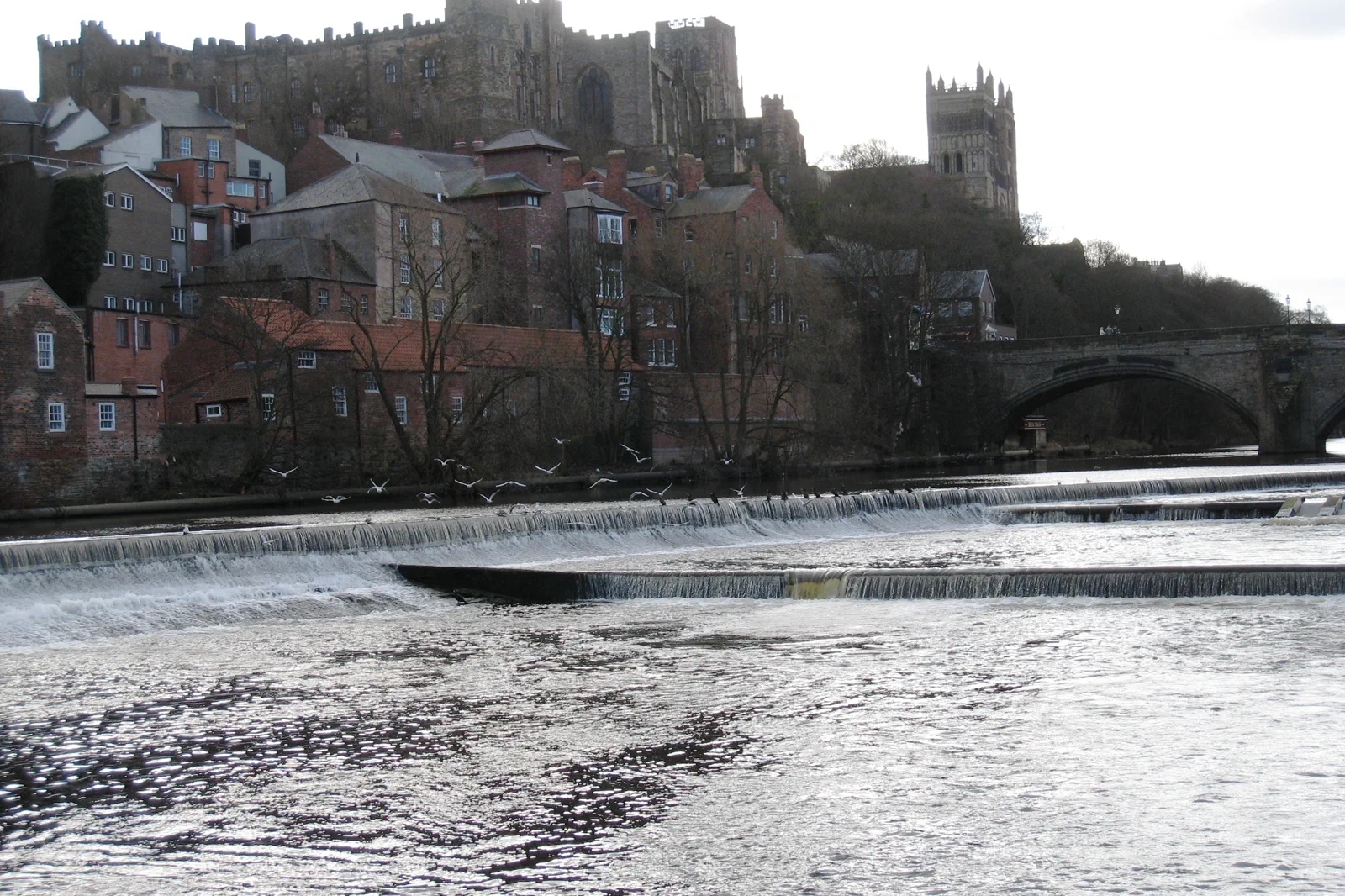 杜倫座堂（Durham Cathedral）高踞樹木繁茂的韋爾河（River Wear）半島之上