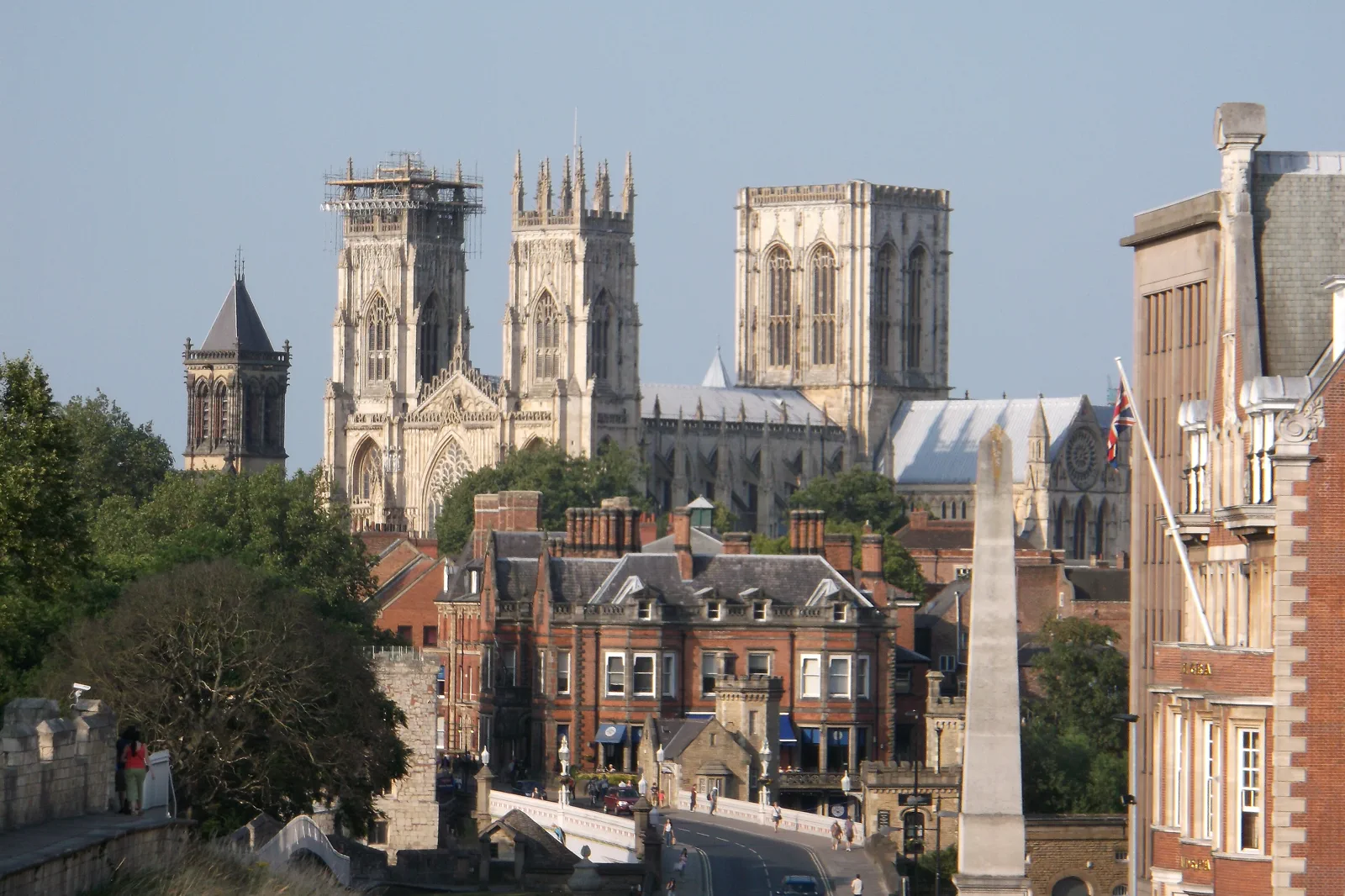 歴史ある城壁から望むYork Minster