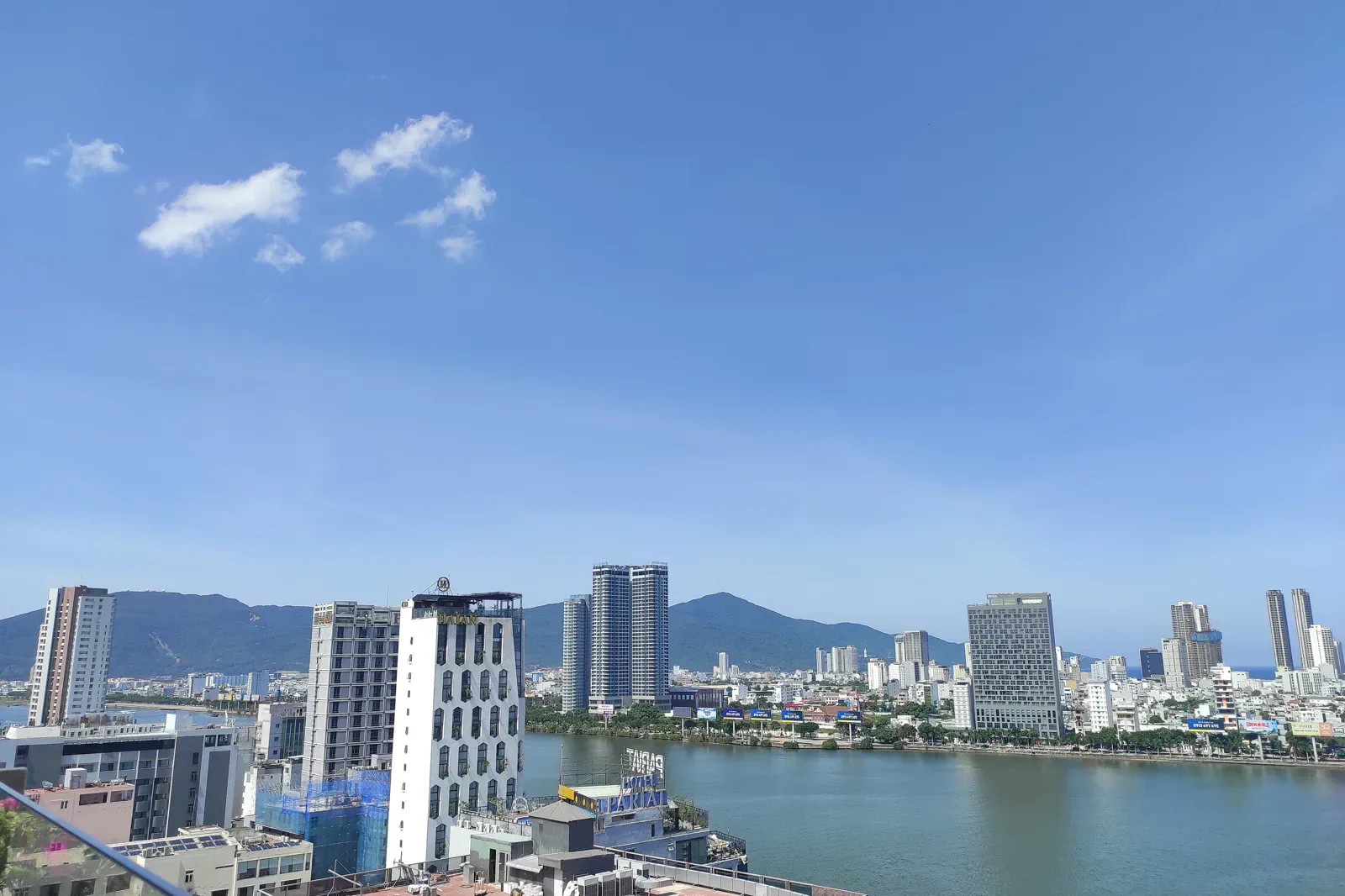 한강과 다낭 도심의 강변