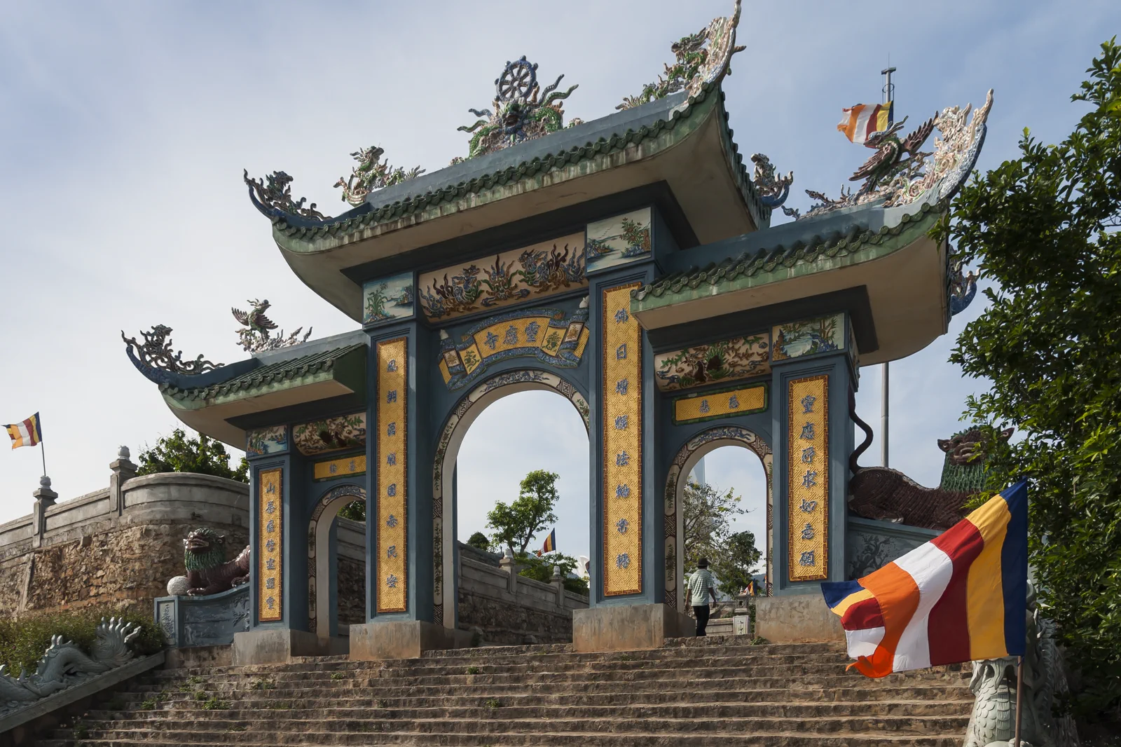 선짜반도 린응사원의 화려한 입구 문