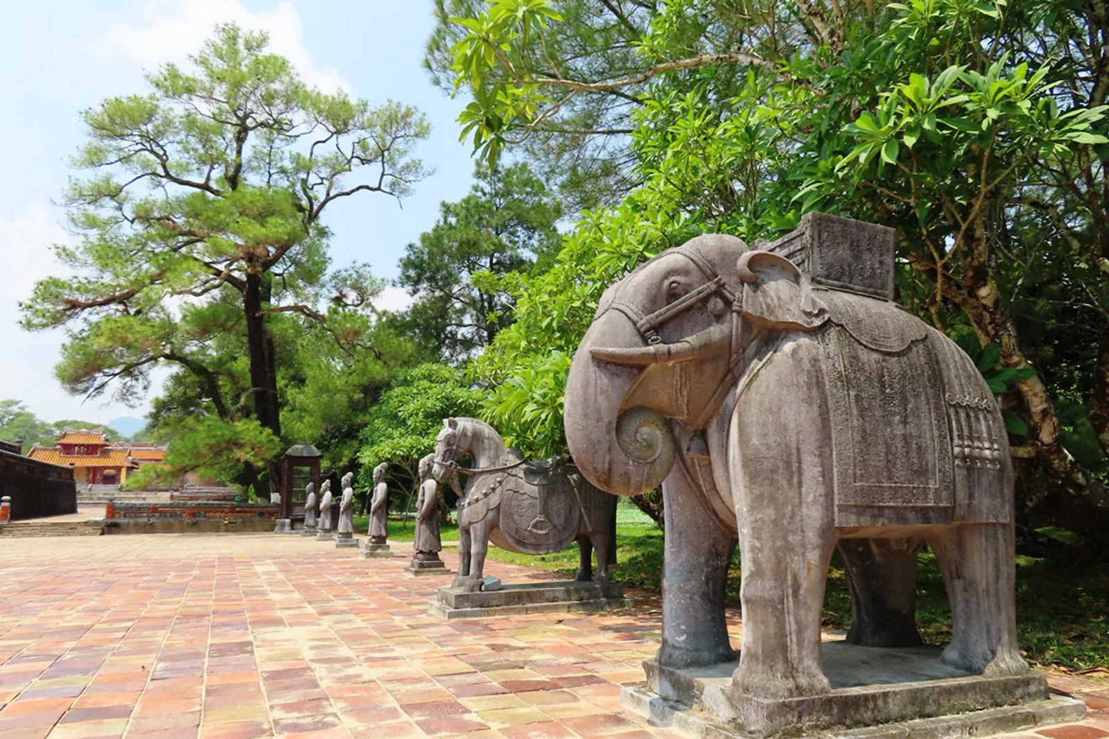 明命帝陵の石像と庭園景観